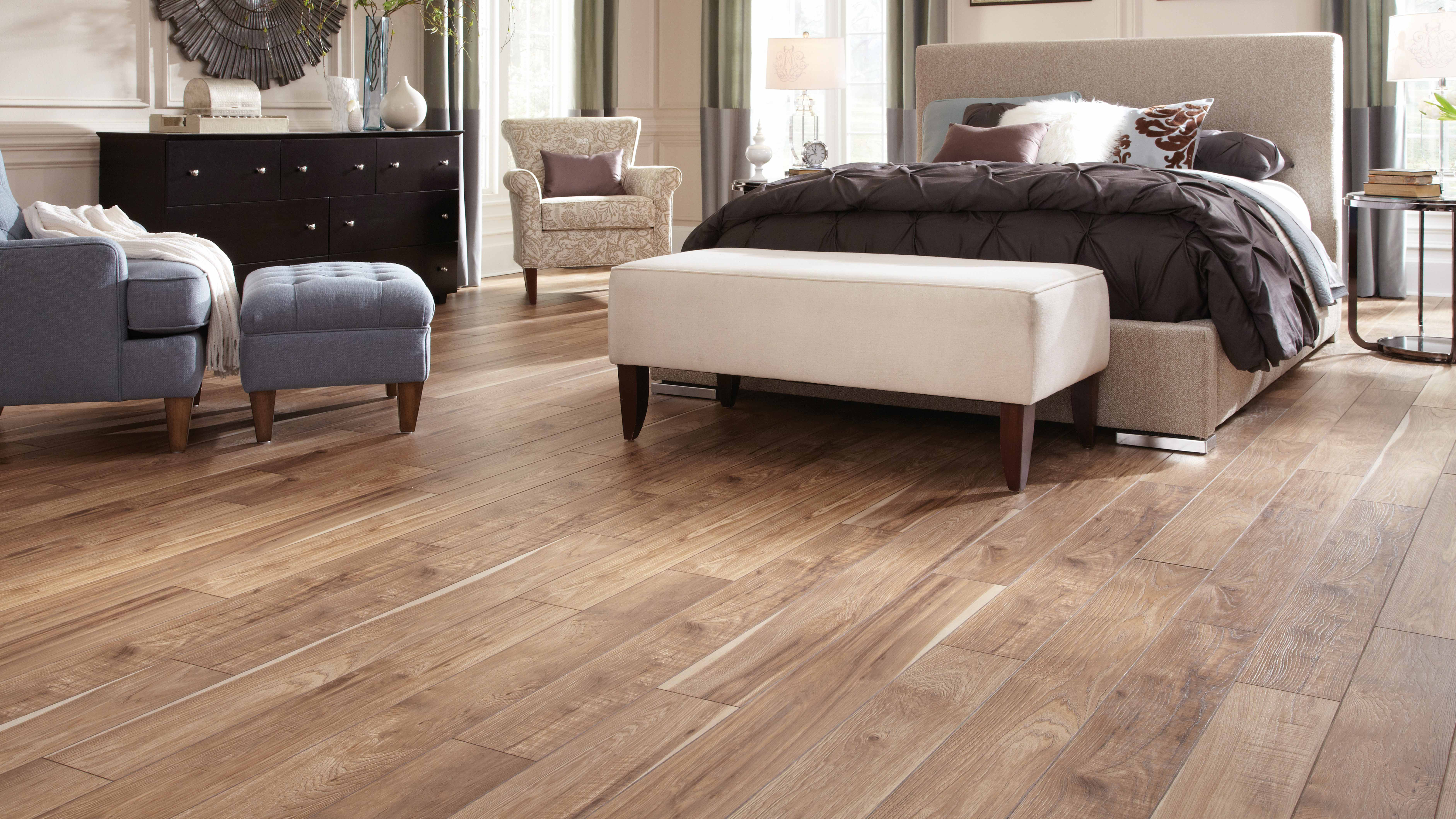 Grevy-peasant by Floorcraft, wood-look laminate in bedroom